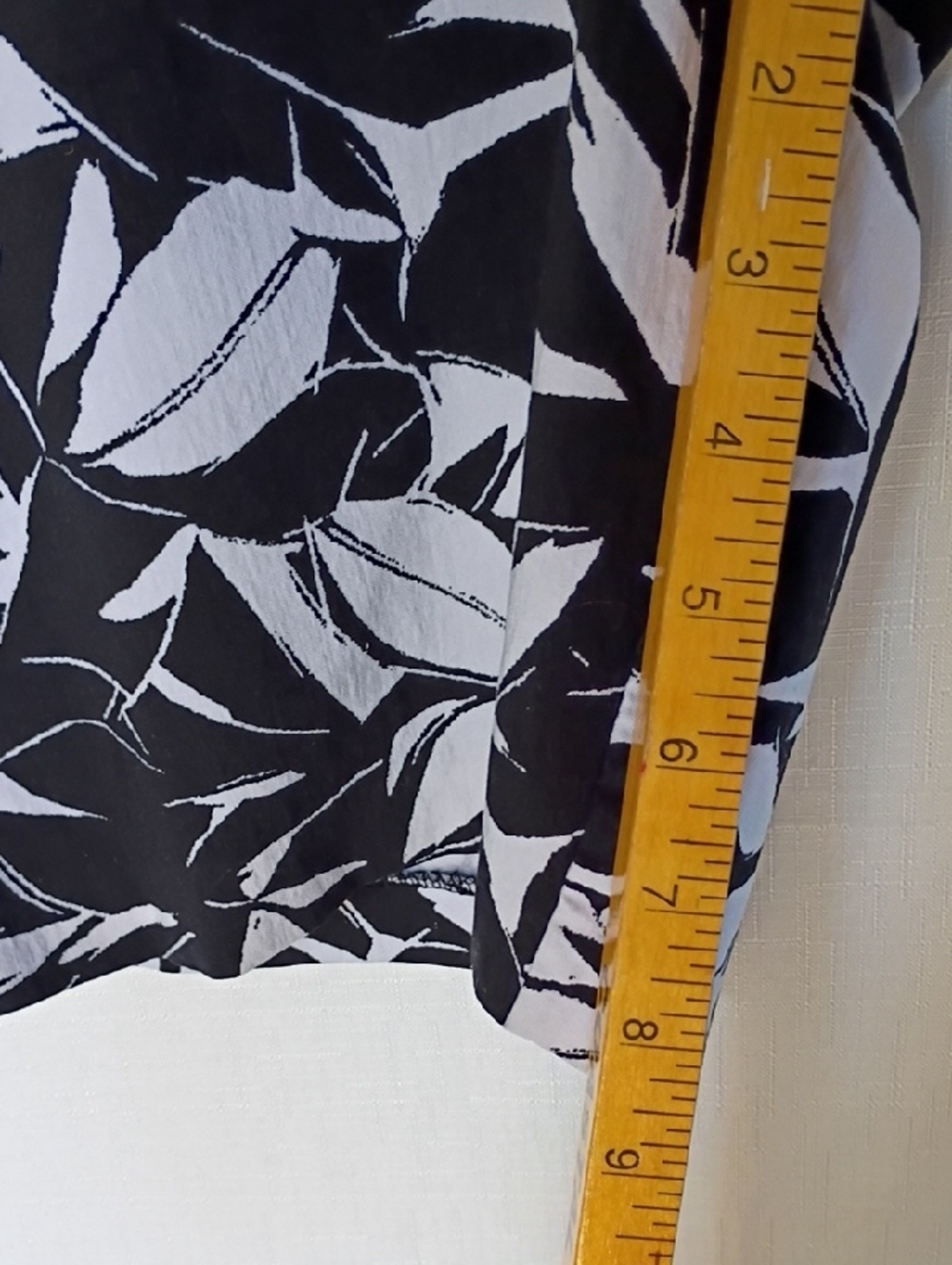 Mario Serrani Women's Black and White Leaf-Print Shorts Size 12 - Picture 9 of 11